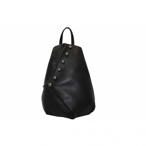 SAC A DOS EN CUIR AVEC  DES GOUJONS METALLIQUES   145