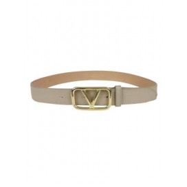 La ceinture en cuir fermée par une boucle      208 C