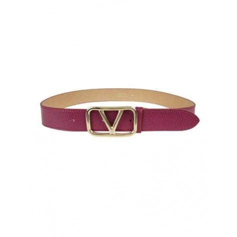The leather belt closed with a buckle                208 C